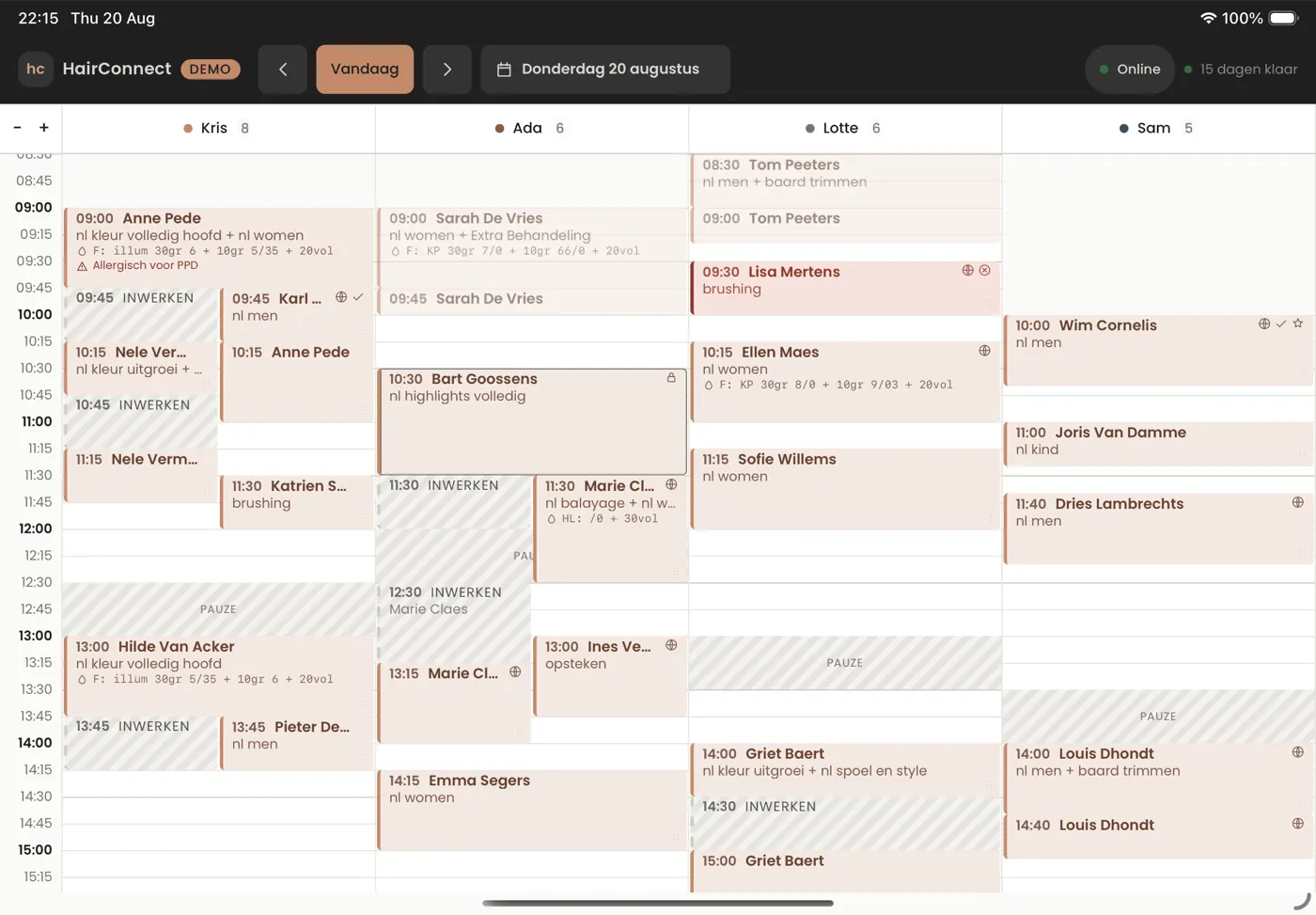 L’agenda de HairConnect en app sur un iPad : quatre colonnes de collaborateurs, des rendez-vous en cuivre et des blocs hachurés pour le temps de pause.