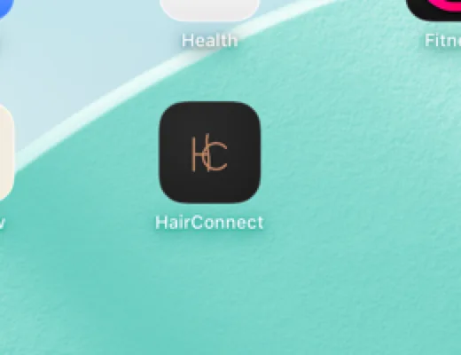 L’icône de HairConnect sur l’écran d’accueil d’un iPad : le monogramme HC en cuivre sur du charbon.