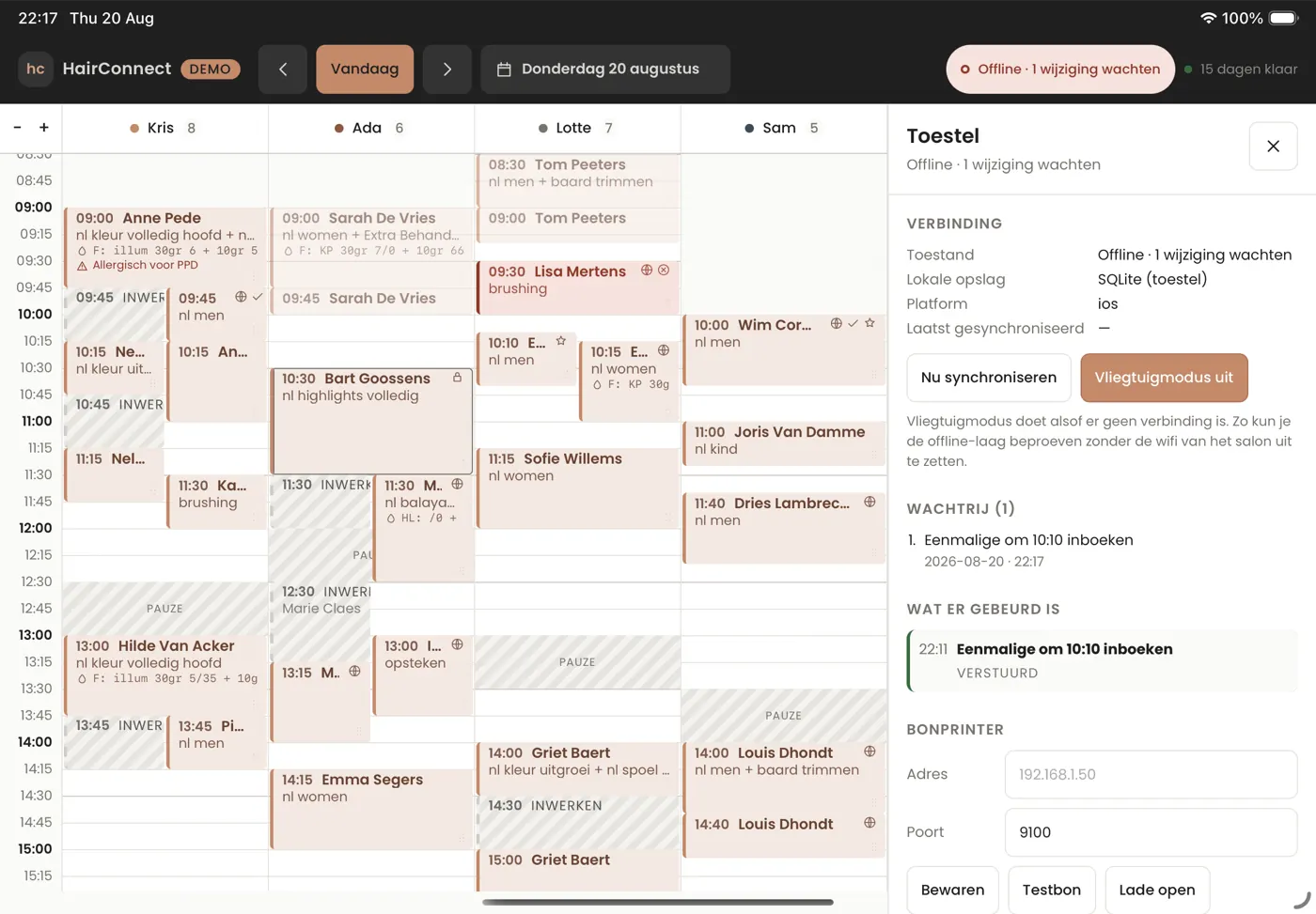 Le même agenda avec le panneau de l’appareil ouvert : l’app est hors ligne, une modification attend dans la file et le compte rendu montre qu’elle est partie.